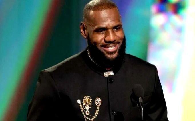 LeBron James emekli olmayacak!