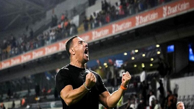 Başakşehir Teknik Direktörü Çağdaş Atan: Ülke puanına yaptığımız katkıdan dolayı mutluyuz