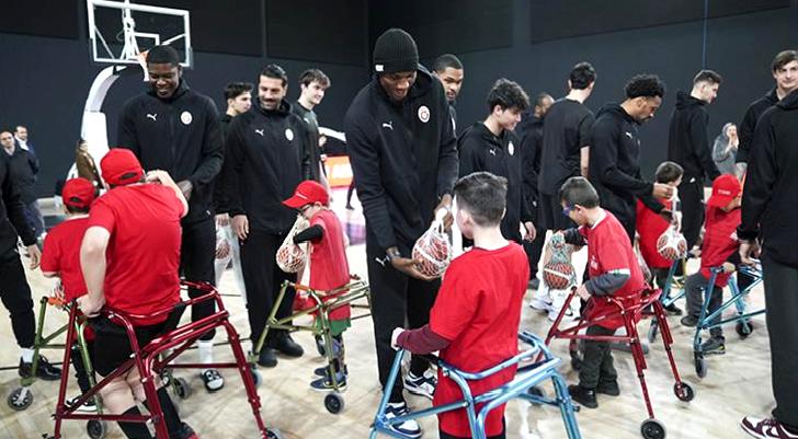 Galatasaraylı basketbolcular, serebral palsili çocuklarla buluştu
