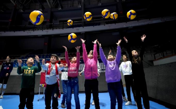 Voleybol filesi yapan çcouklar idmanı izledi