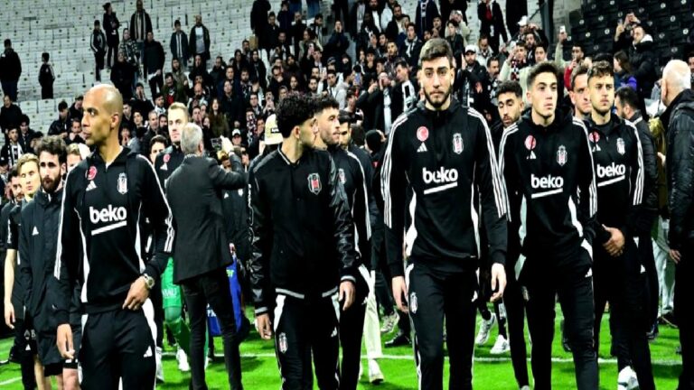 Beşiktaş tribünlerinden takıma tepki! Futbolcular özür dilemek için döndü