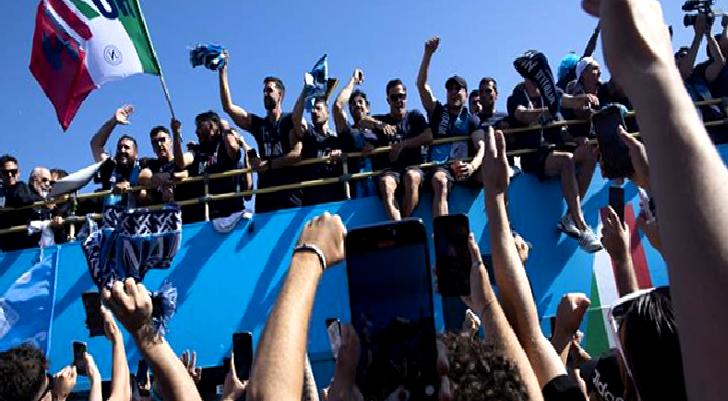 Napoli şampiyonluk turu attı