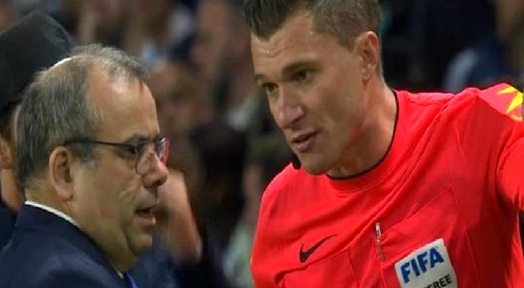 Taraftar sahaya girdi, hakem maçı durdurdu!