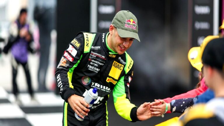 Otomobil sporcusu Ayhancan Güven Hollanda’da DTM yarışında birinci oldu