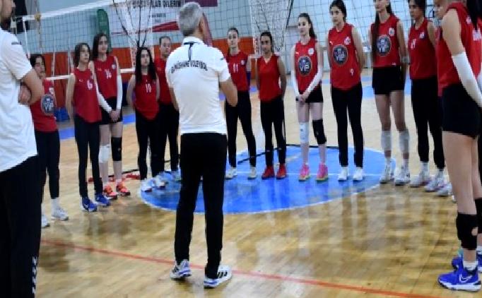 Eski öğrencileri ile geleceğin voleybolcularını yetiştiriyor