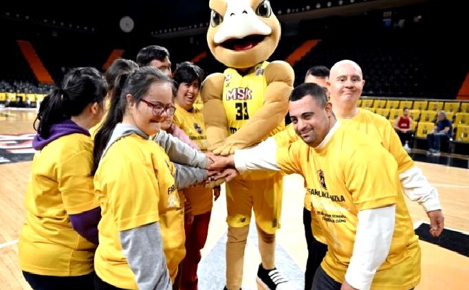 Down sendromlu çocuklar, basketbolcularla buluştu!