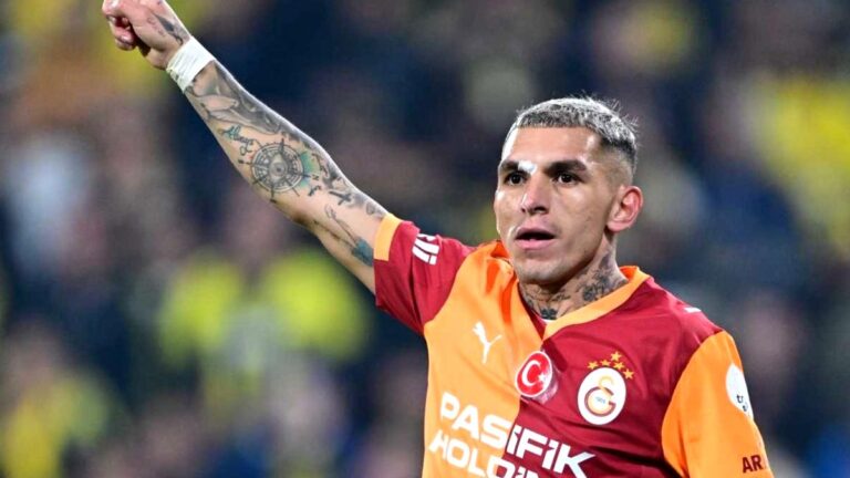 Galatasaray taraftarından Lucas Torreira’ya destek pankartı!