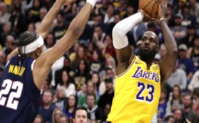 LeBron, Kareem Abdul-Jabbar’ın rekorunu kırarak NBA tarihine geçti!
