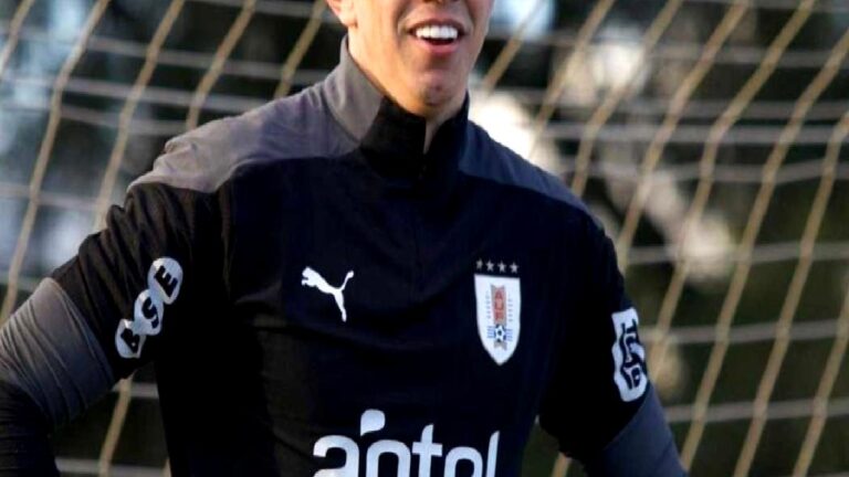 Uruguay Milli Takımı’na yaklaşık 3.5 yıl sonra geri dönen Fernando Muslera, dev maçta kaleyi koruyacak.