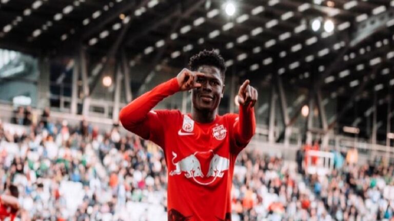 Fenerbahçe transferde sağ gösterip sol vurdu! Yeni forveti böyle duyurdular