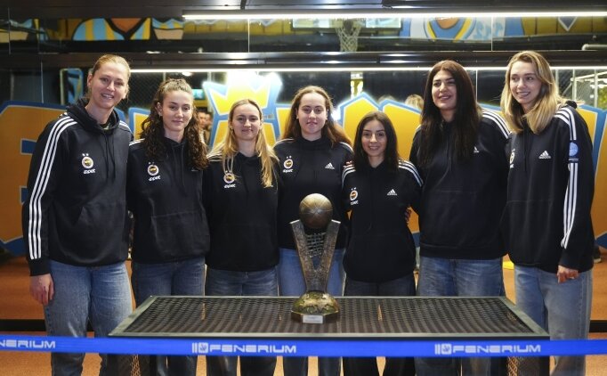 Fenerbahçeli şampiyon kadın basketbolcular, taraftarlarla bir araya geldi