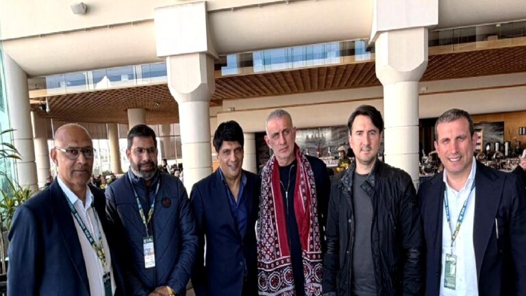 TFF Başkanı Hacıosmanoğlu, Pakistan Futboll Federasyonu Başkanı Gilani ile bir araya geldi