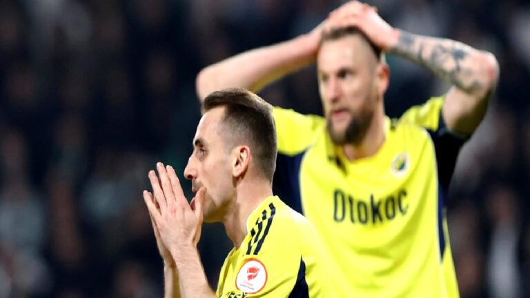 Usta yazarlardan sert sözler! “Fenerbahçe futbolcuların oyuncağı olmuş”