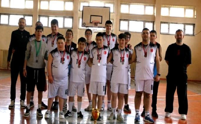 Eskişehir’deki down sendromlu sporcular basketbolda kürsüye çıktı