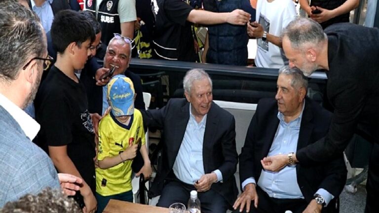 Fenerbahçe Kulübü Başkan Adayı Aziz Yıldırım taraftarlarla fotoğraf çektirdi