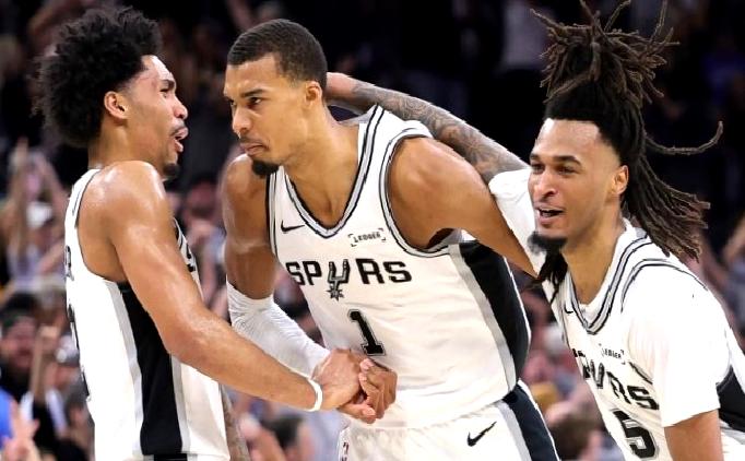 NBA play-off’larında Spurs, Thunder’ı yenerek seriyi 2-2 yaptı