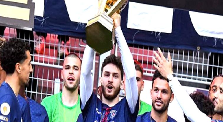 Paris Saint-Germain şampiyonluk kupasını kaldırdı!