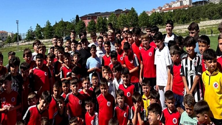 Cengiz Ünder memleketi Balıkesir’de genç sporcularla buluştu