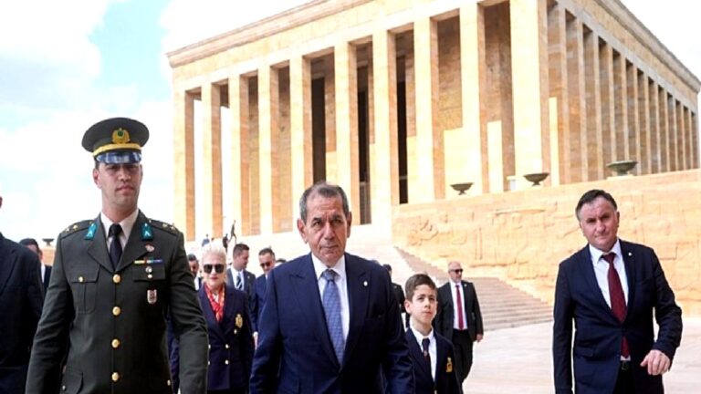 Galatasaray’ın yeni yönetimi Anıtkabir’i ziyaret etti