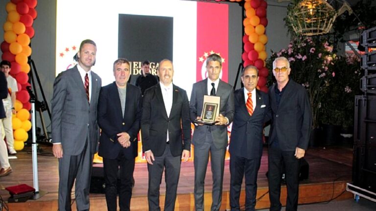 Hagi ve Razvan Lucescu kutlamalarda