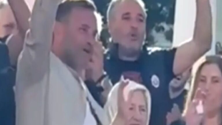Okan Buruk ve annesi Zehra Buruk’tan Galatasaraylı taraftarlara üçlü!