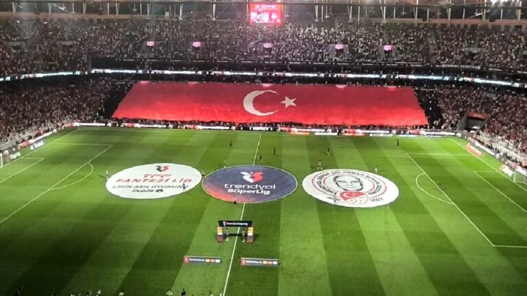 Beşiktaş tribünlerinde 30 Ağustos coşkusu