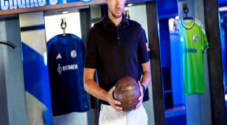 Edin Dzeko imzayı attı! 1 yıllık sözleşme