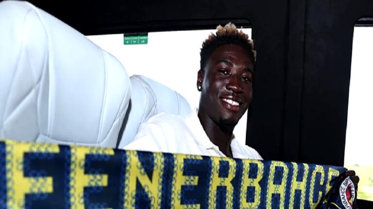 Fenerbahçe’de Oppong için imza töreni düzenlendi